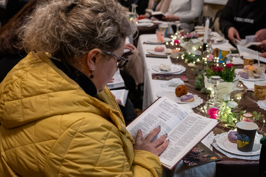 Eine Ukrainerin liest während eines Traumaheilungsseminars der Ukrainischen Bibelgesellschaft aus der neuen ukrainischen Bibelübersetzung.