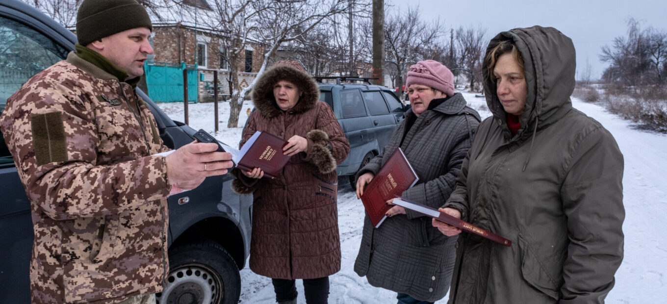 Ukrainische Bibelgesellschaft verteilt Bibeln