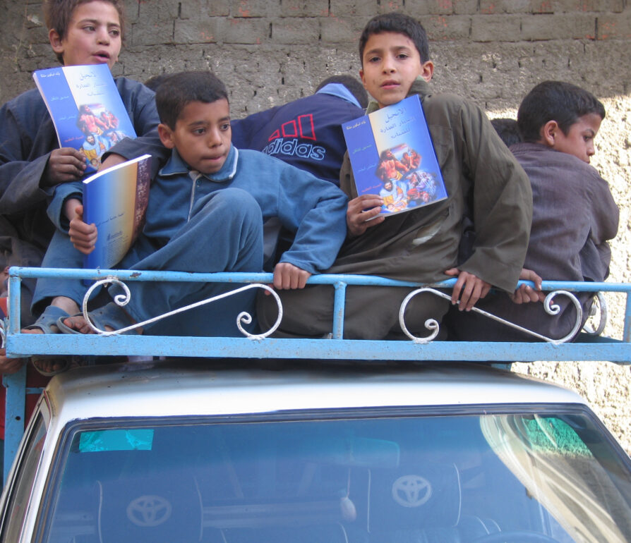 ägyptische Kinder mit einem Bibelheft