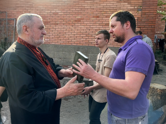 Pater Vasyl visita la popolazione civile