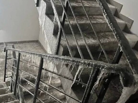 Eine vereiste Treppe in einem Gebäude in der Ukraine während des Kriegs. Da der Feind die Energieinfrastruktur absichtlich angreift, sind viele Häuser mitten im kalten Winter ohne Strom und Heizung.